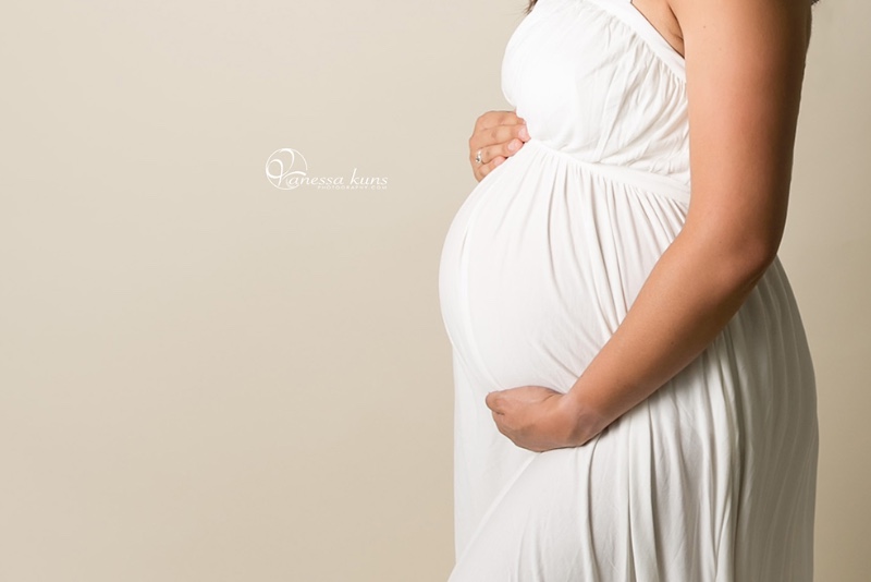 vanessakunsphotography_maternity_closeup